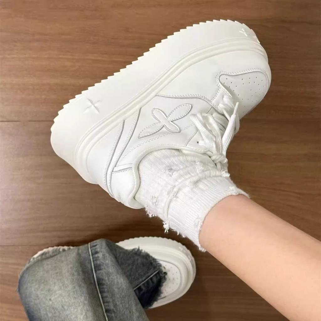 Versatile lace-up thick-soled muffin heightening super hot little white shoes children's 2025 autumn and winter new casual board shoes