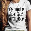 Ich bin Single, aber nicht verfügbar Shirt, Lustiges Anti-Dating-T-Shirt, Sarkastisches Beziehungs-Humor-T-Shirt, Shirt für emotionale Grenzen, Schwarzes T-Shirt