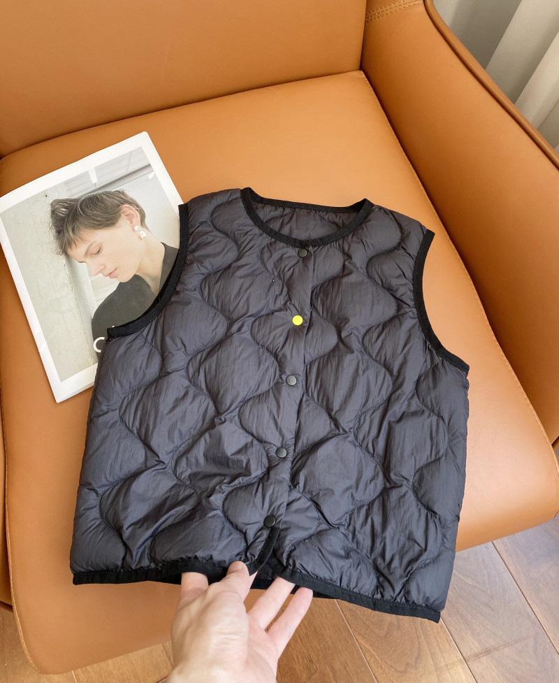 Ultra-Light Children's Down Vest, 90% Down, Round Neck, Snap Button Closure, Suitable as Outerwear or Inner Layer.