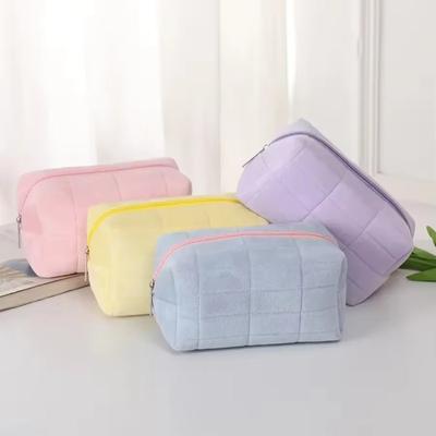 Weiche Plüsch-Make-up-Organizer-Tasche, Aufbewahrungstasche mit großer Kapazität, Tragbares Kissen-Design für Reisen, Tägliche Essentials