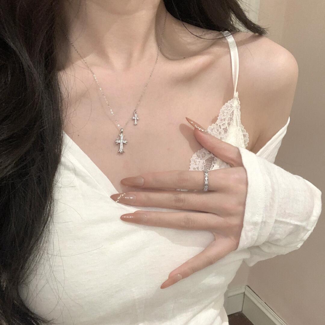 

Ожерелье из стерлингового серебра 925 пробы с двойным крестом: Женская легкая роскошь, Универсальный нишевый дизайн, Вдохновленный японским и корейским стилем, Холодный стиль. 925 Silver платиновый