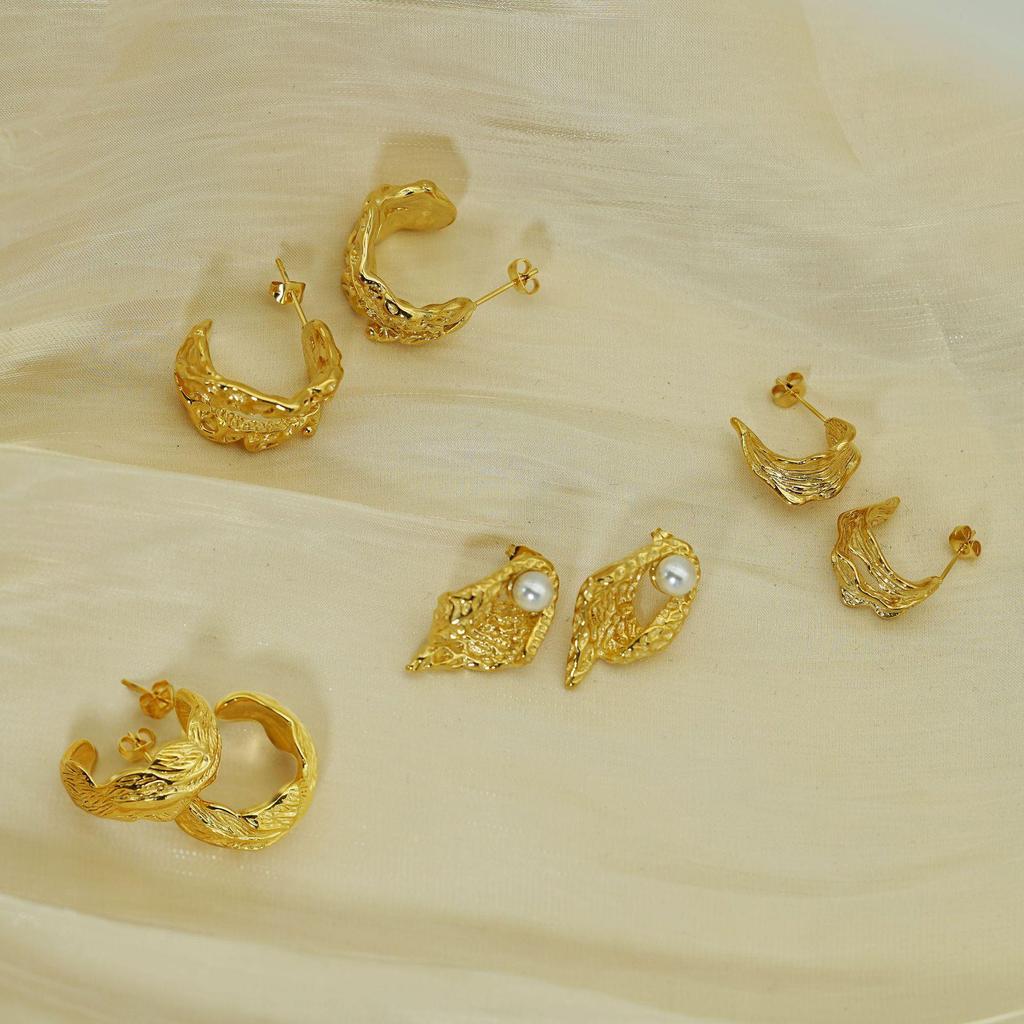 Elegant Retro C-Shaped Pleated Earrings: Light Luxury Stainless Steel Electroplated Design