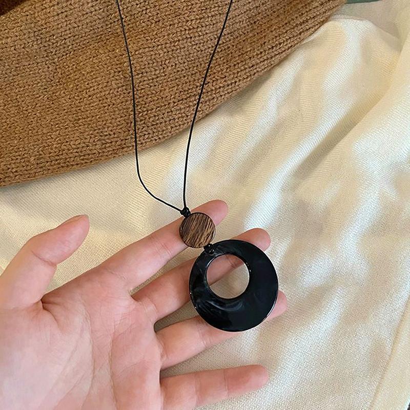 

Brown Circle Woven Rope Necklace Women S Minimalist Cold Tone Vintage Style Resin Material Necklace Accessory