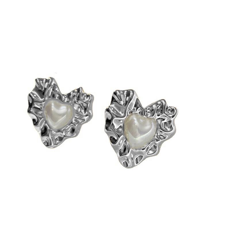 Fashionable Light Luxury Heart-Shaped Faux Pearl Earrings with Pleated Texture – Autumn/Winter Collection