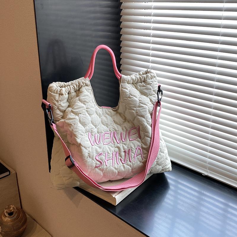 

2025 new large-capacity student commuting shoulder messenger bag Korean niche letter embroidery portable tote bag women