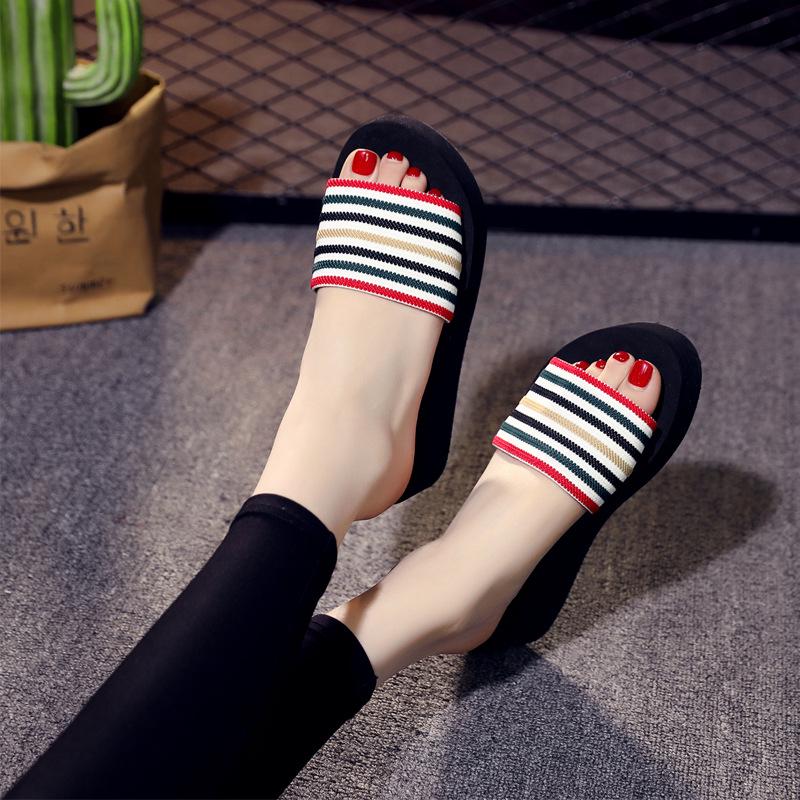 

Жіночі літні шльопанці на високих підборах з піноматеріалу: Нековзкі, Модні, Смугасті Корейські Пляжні Сандалі 40