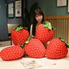 Cuscino a Forma di Fragola Peluche da Abbracciare: Carina Bambola Frutta per Letto e Divano, Regalo di Compleanno
