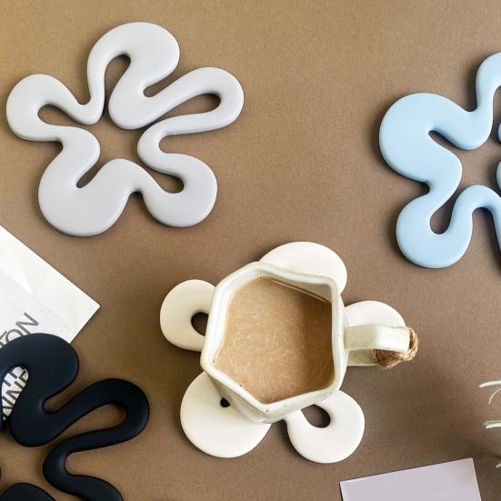 Yousheng Flower Shaped Silicone Coasters Heat Resistant Placemats for Hot Pots Pans Non-Slip Table Protectors for Modern Kitchen