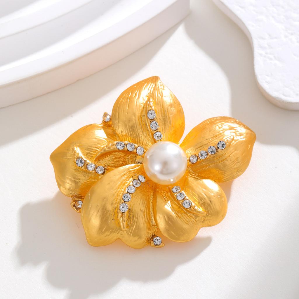 Trendy Rhinestone Florals Brooches for Women Unisex Pearls Flowers Pins Badges Office Party Backpack Gifts Jewelry Accessories