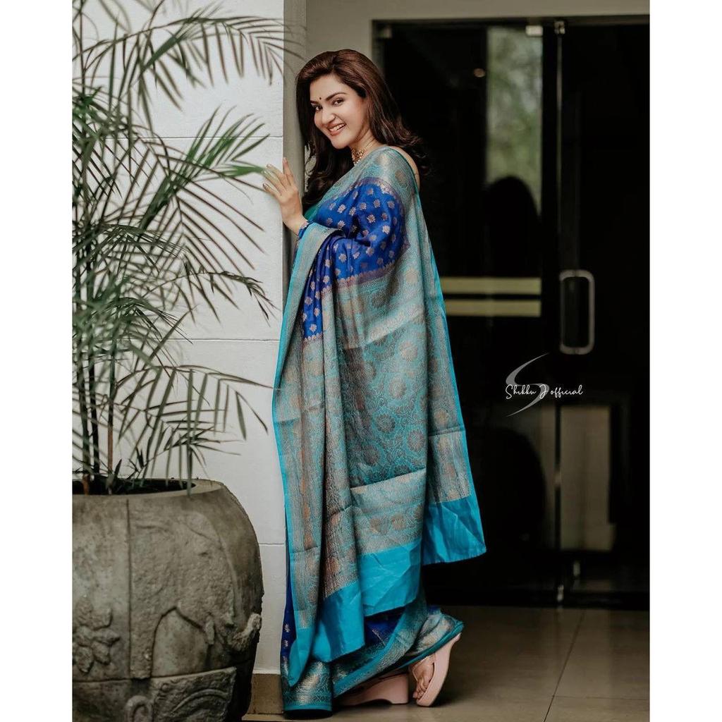 Dieser wunderschöne Saree ist elegant mit wunderschönem solidem Jacquard-Gewebe verziert, das dem Outfit einen perfekten Look verleiht.