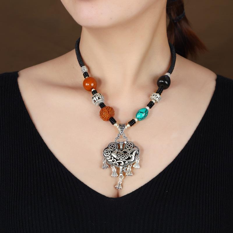 Retro imitation silver jewelry short collarbone chain women's Tibetan silver beeswax necklace sweater chain cotton and linen accessories pendant