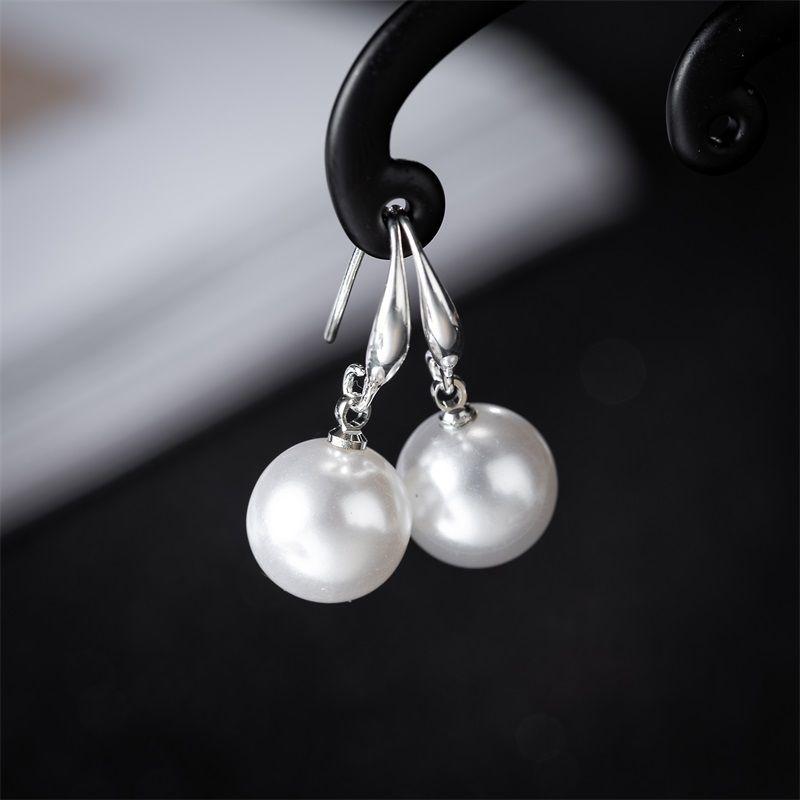 Orecchini a goccia perla lucida da donna: Stile Semplice, Elegante, Versatile e di Alta Gamma – Collezione 2025.