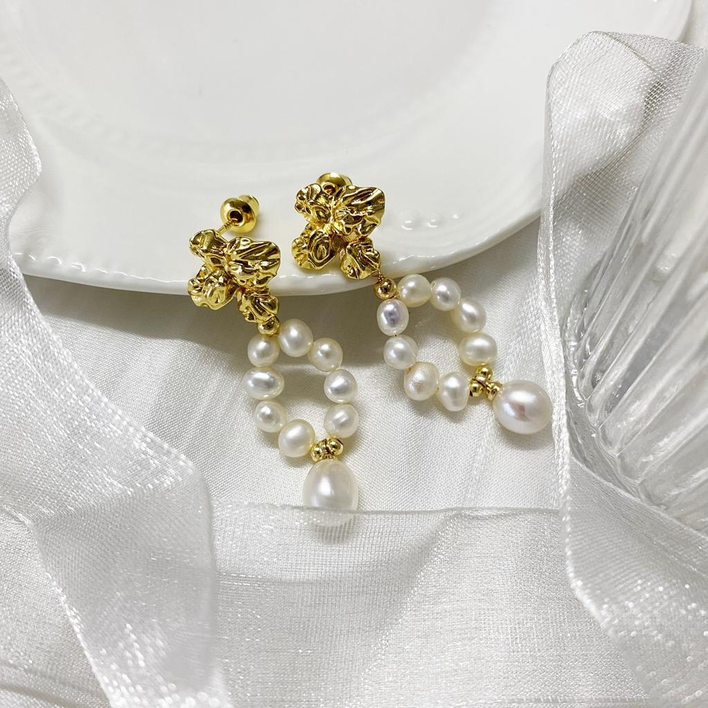 Handmade French Gentle Natural Baroque Pearl Earrings Niche Design Stud Earrings Silver Needle Flowers