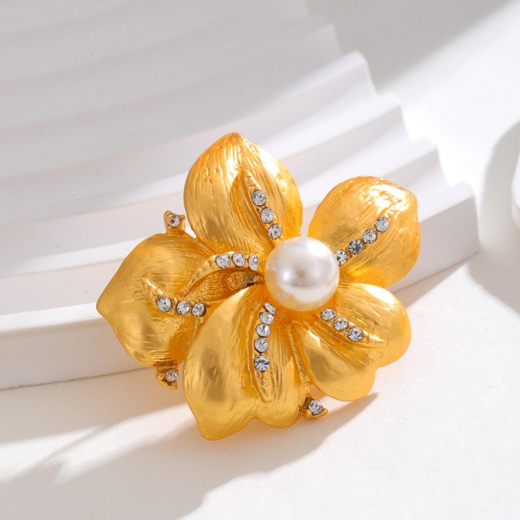 Trendy Rhinestone Florals Brooches for Women Unisex Pearls Flowers Pins Badges Office Party Backpack Gifts Jewelry Accessories