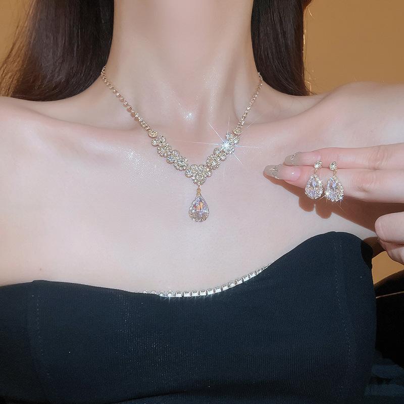 GemChic - Conjunto de dos piezas de collar y pendientes con colgante y gotas de cristal vintage y brillantes para mujer, regalo de cumpleaños y Navidad