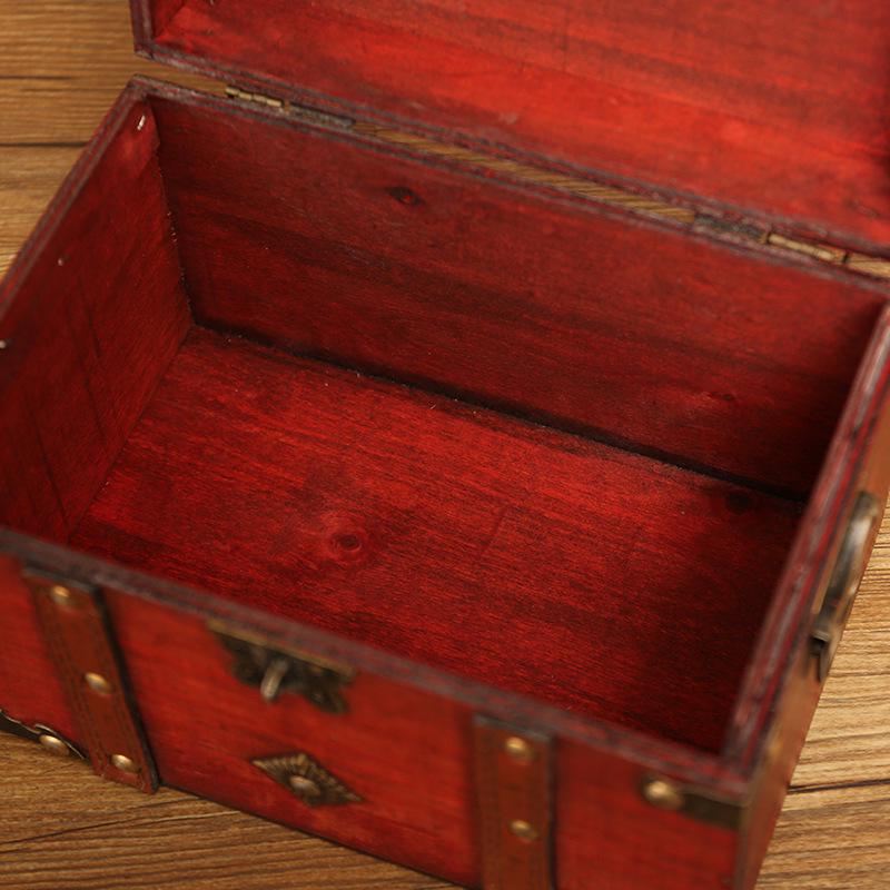 European Retro Lockable Wooden Trunk: Home Storage and Escape Room Decoration