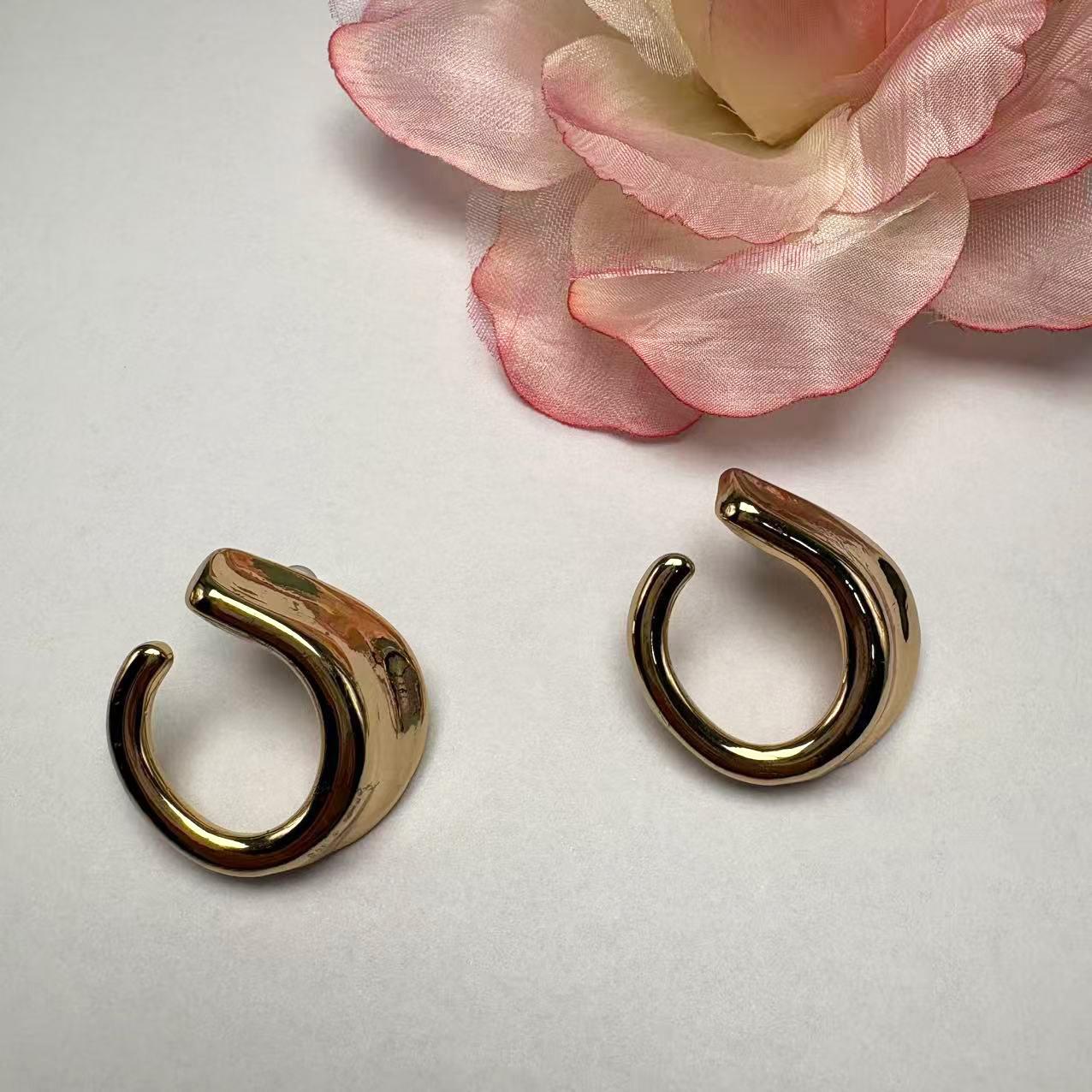 

Irregular ring golden stud earrings are suitable for everyday vacation wear and gifting золотий жовтий колір