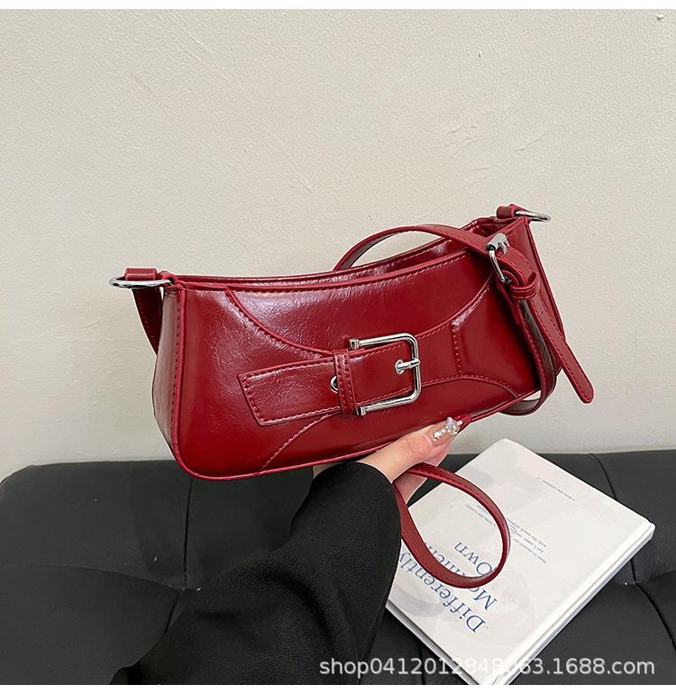 

Весенне-летняя нишевая сумка-багет женская 2025 иностранный стиль для通勤, подмышечная сумка, модная универсальная плечевая сумка-мессенджер красный