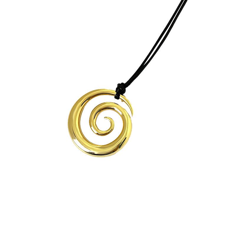 Elegant halskjede i vokset tau med spiraltekstur og legeringsanheng