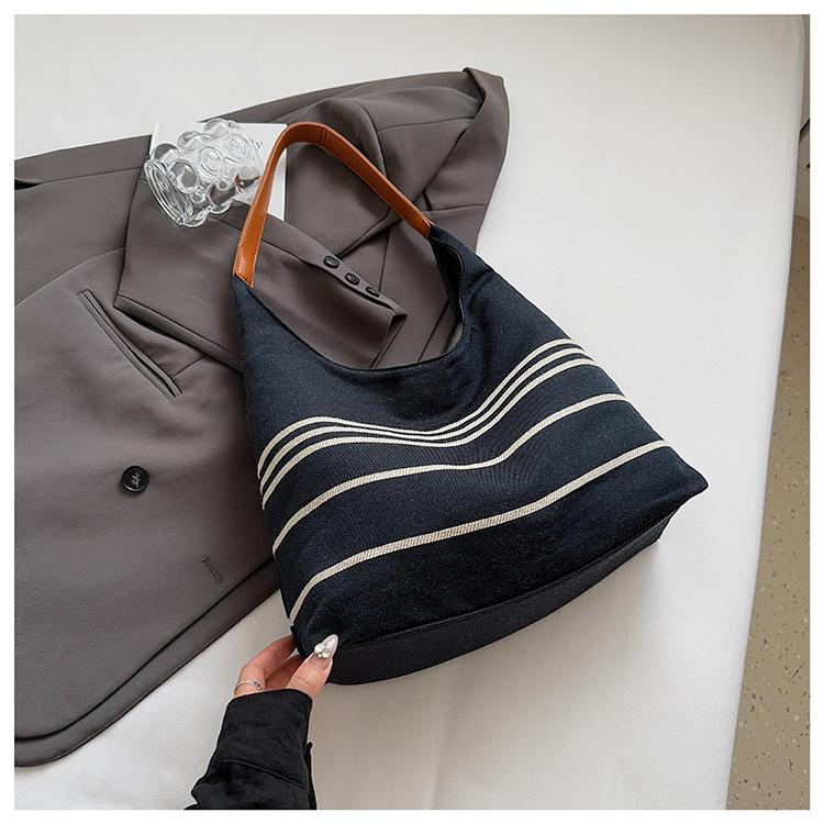 

Casual versatile super fire bag women s 2025 new lightweight and simple underarm commuter bag striped large-capacity shoulder bag синий