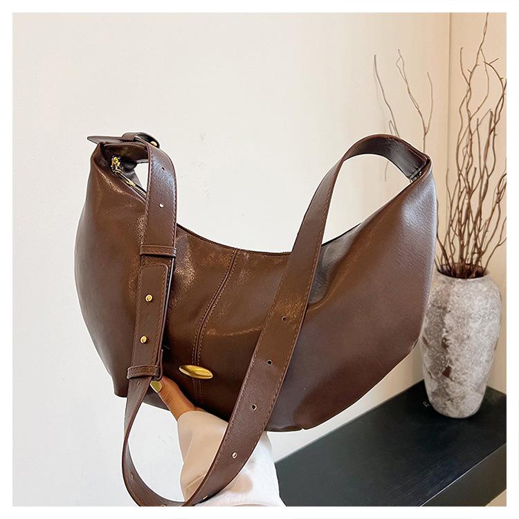 

Premium retro large-capacity messenger bag women s 2024 new simple dumpling bag casual commuter shoulder bag