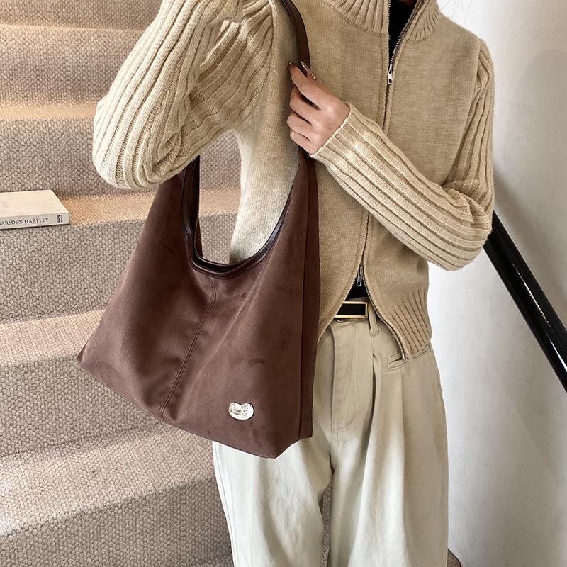 

Мода 2025 осень и зима новая большая вместимость плечо универсальная повседневная сумка-тоут женская ретро трендовая сумка под мышкой 34*10*37