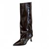 Graue Lackleder Stiefel mit spitzer Spitze, plissiert, weiblicher Hot-Style, feiner Absatz, hoher Schaft, aber kniehoher Absatz, Ritterstiefel