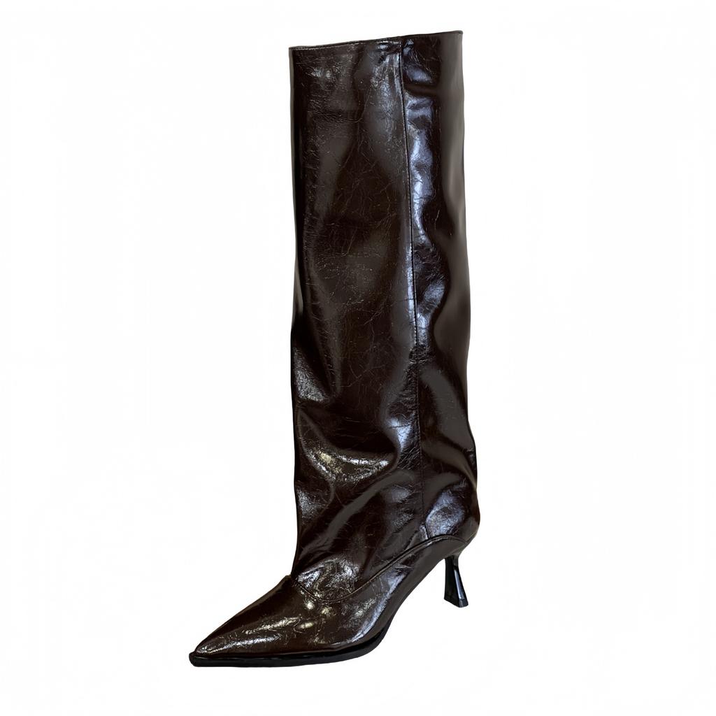 Graue Lackleder Stiefel mit spitzer Spitze, plissiert, weiblicher Hot-Style, feiner Absatz, hoher Schaft, aber kniehoher Absatz, Ritterstiefel
