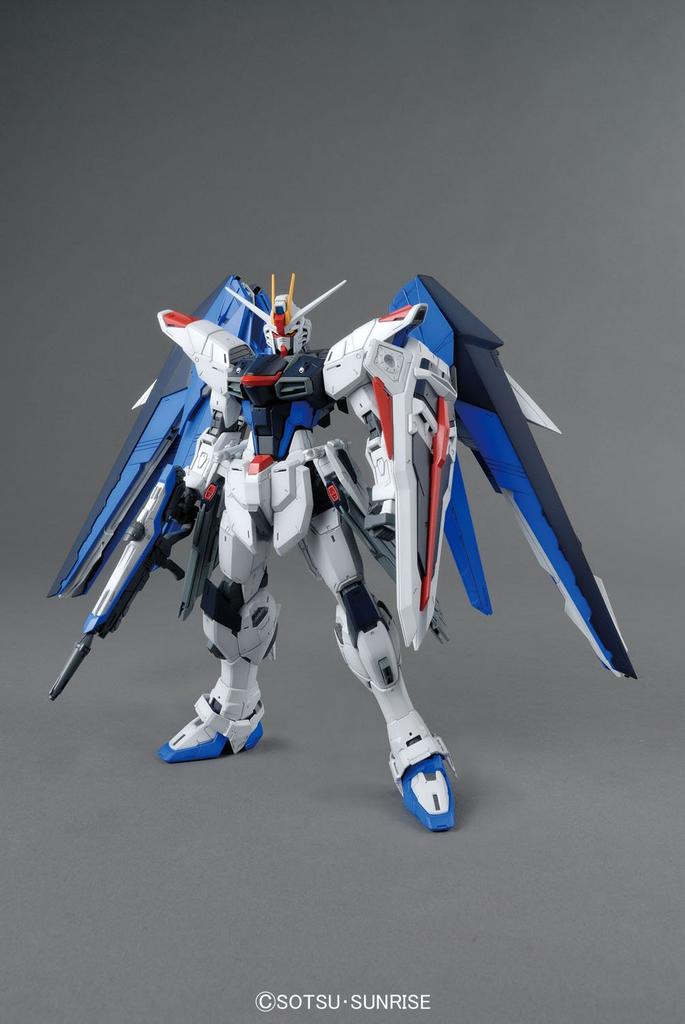 BANDAI SPIRITS MG Mobile Suit Gundam SEED Freedom Gundam Ver. 2.0 1/100 Scale Pre-Colored Plastic Model Kit, Multicolor