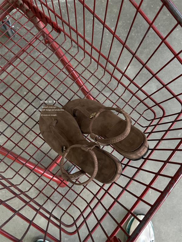 Fashion Female Shoes Rubber Flip Flops Slippers Soft Low Slides 2025 Hawaiian Comfort Hoof Heels Retro Rome Casual Fabric PU Scandals