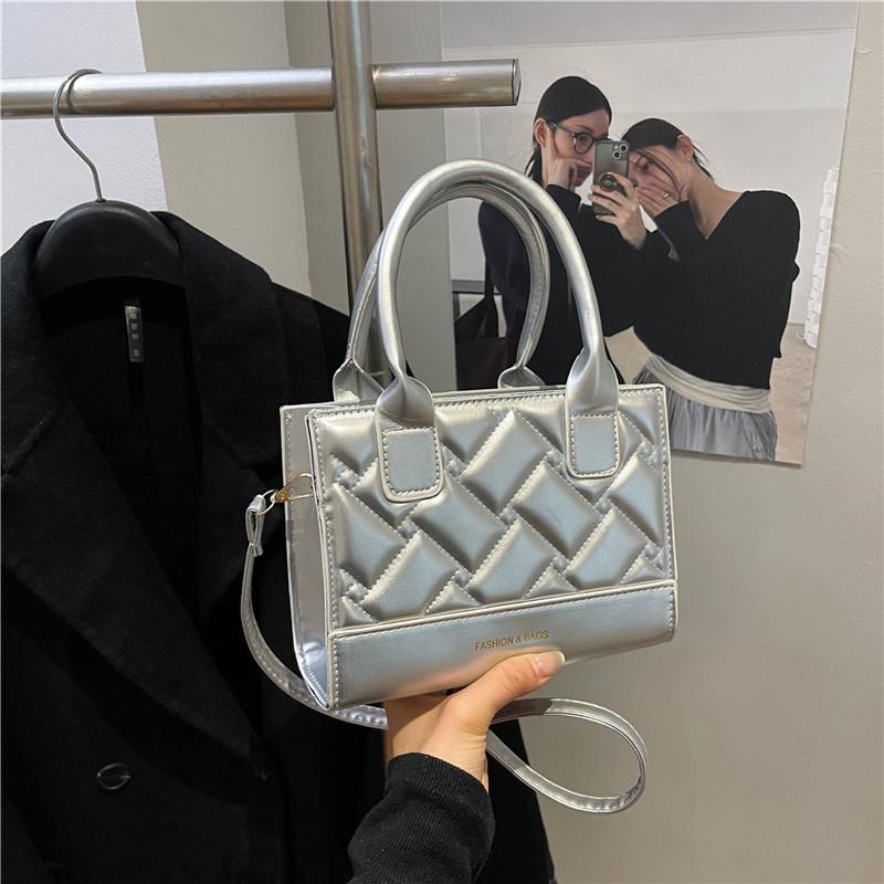 

Small square bag 2025 European and American new fashion casual commuter messenger bag popular letter shoulder bag tide серебряный