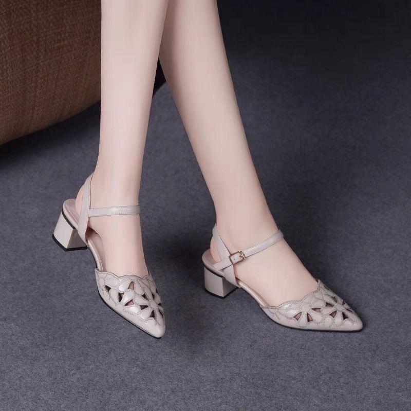 

Жіноче літнє взуття з вирізом на товстих підборах, загострений носок, один ремінець у корейському стилі, ортопедичне комфортне взуття 36 білий