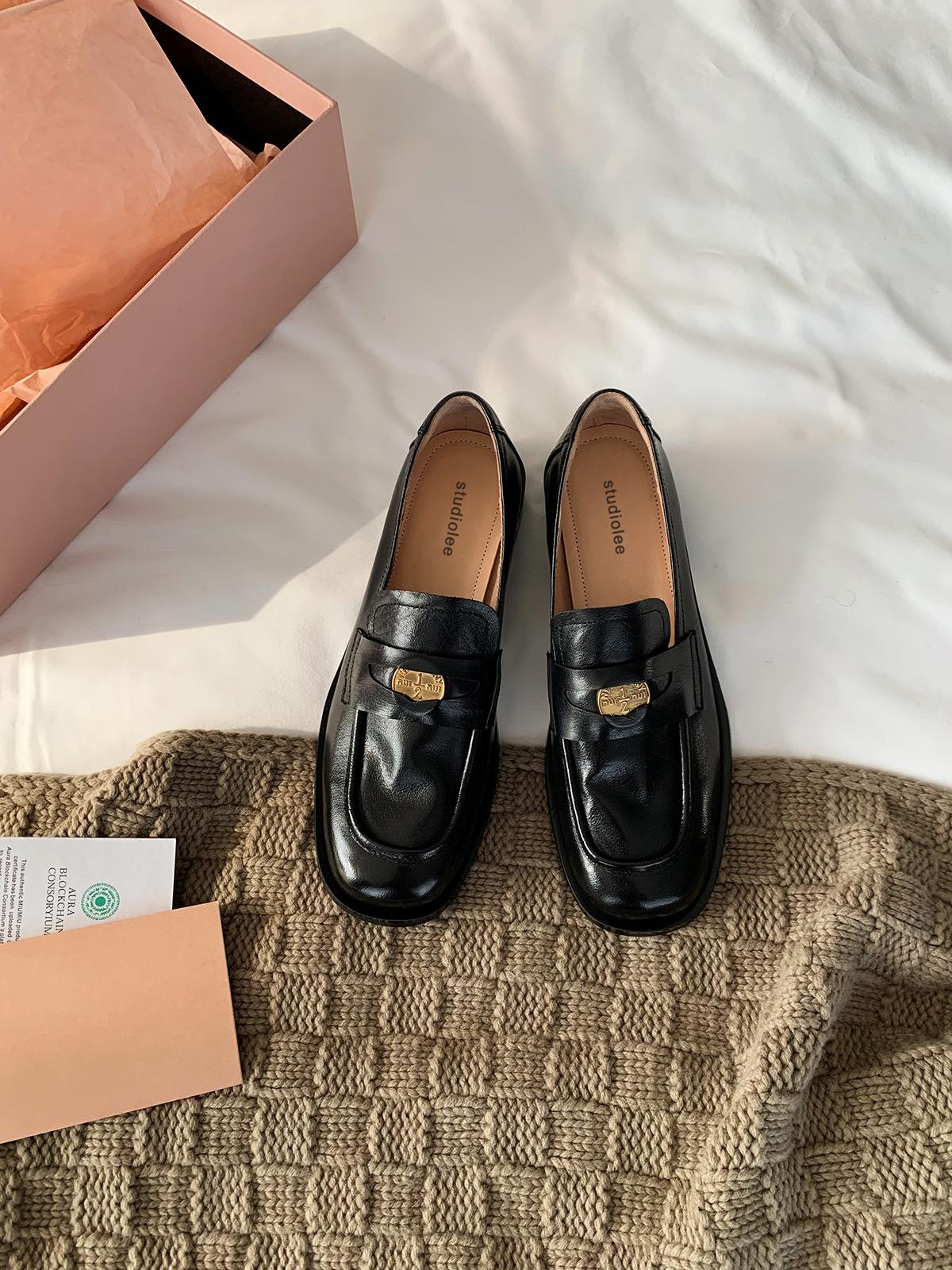 Вымытая коровья кожа miu wind маленькие золотые монеты лоферы на толстой подошве из натуральной кожи женские толстые каблуки на одном ремешке ленивые маленькие кожаные туфли одинарные туфли 35 5890₽