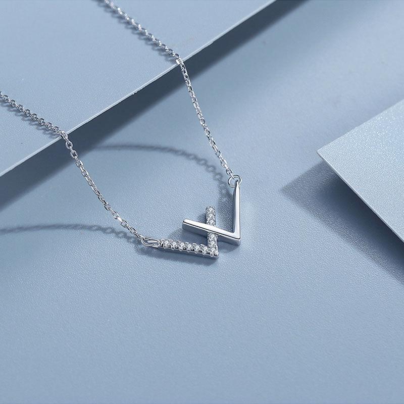 Adorned with A Necklace with The Letter W and Collarbone Chain, Featuring A Cool and Minimalist Design That Exudes A Trendy Temperament