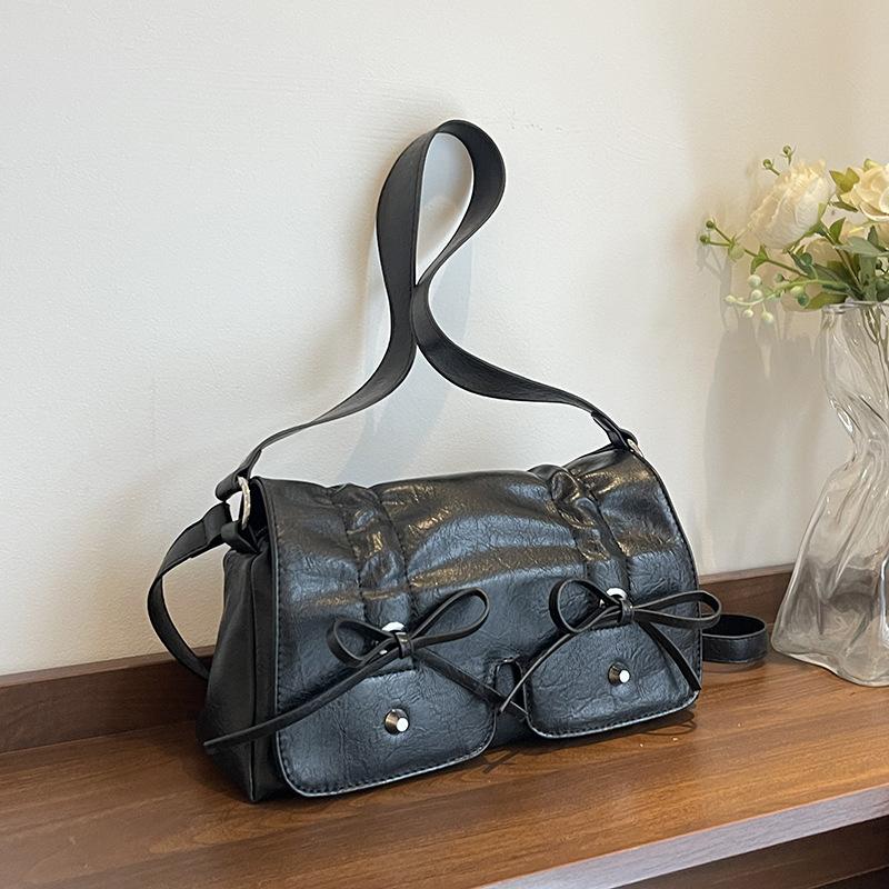 

Casual soft surface large-capacity bag women s 2025 new foreign style versatile crossbody bag fashionable commuter shoulder armpit bag чорний