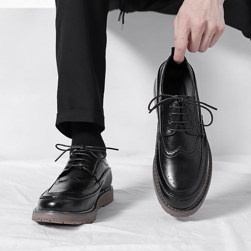 

Осенние туфли в британском стиле с круглым носком и блочным каблуком, из резной кожи, мужские ретро деловые туфли для повседневной носки, мужские туфли в стиле барокко 44 чёрный