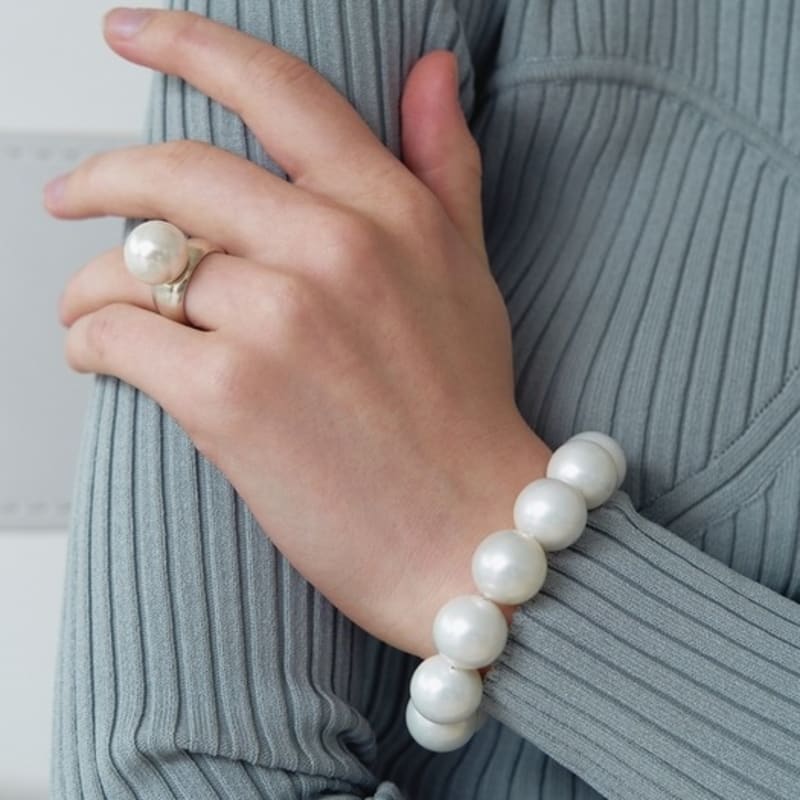 LOVE ME MONSTER Soft Big Pearl Bracelet