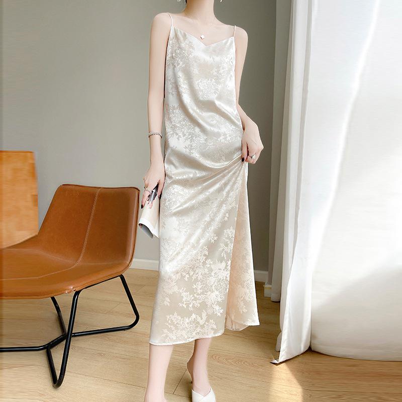 Robe Satin Jacquard à Col V et Bretelles Spaghetti pour Femme - Amincissante, Design Français Haut de Gamme pour Printemps/Été