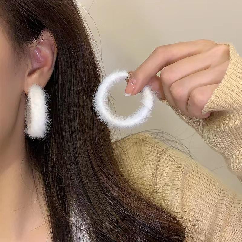 New trendy 111 silver needle white plush C-shaped earrings, gentle temperament, high-end stud earrings, earrings for women