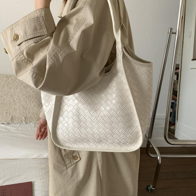 Retro Woven Bag Women's Large-capacity New Autumn and Winter Casual Shoulder Bag Textured Commuter Tote Bag