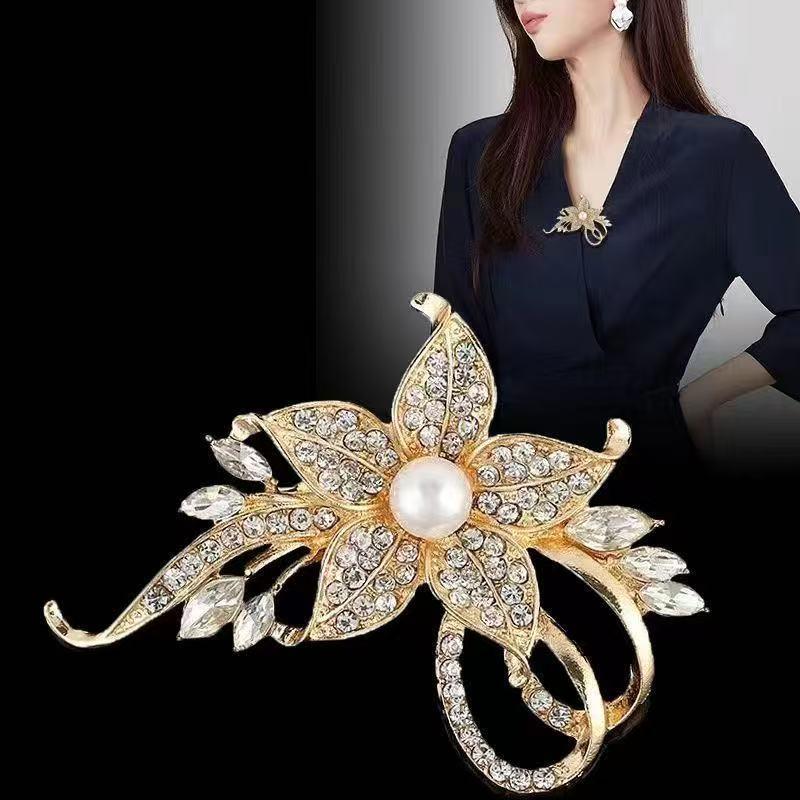 Elegant Retro French Five-Petal Flower Brooch - Lightweight & Luxurious Sweater Accessory