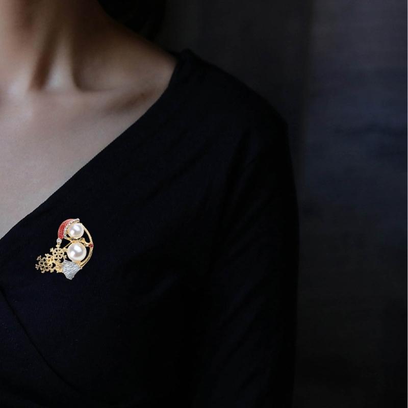 Elegant Christmas Snowman Brooch Stylish Pearls Breastpin Enamel Metal Lapel Pins for Women Festive Holiday Gift for Her