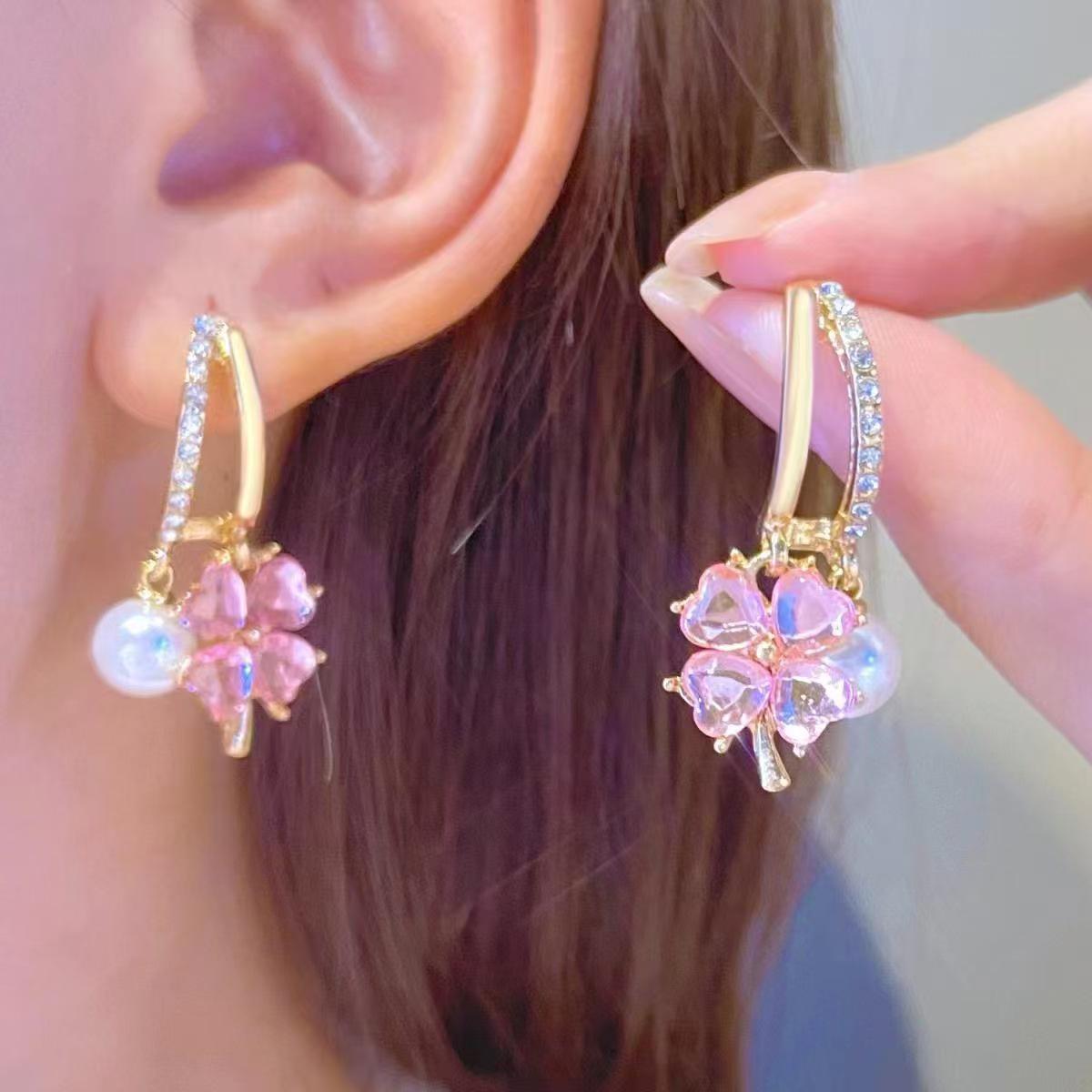 Elegant Purple Four-Leaf Clover Pearl Ear Cuff - 2025 New Style Light Luxury Earrings розовый