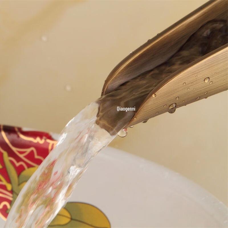 Antiker Kupfer-Waschbeckenmischer mit einem Loch