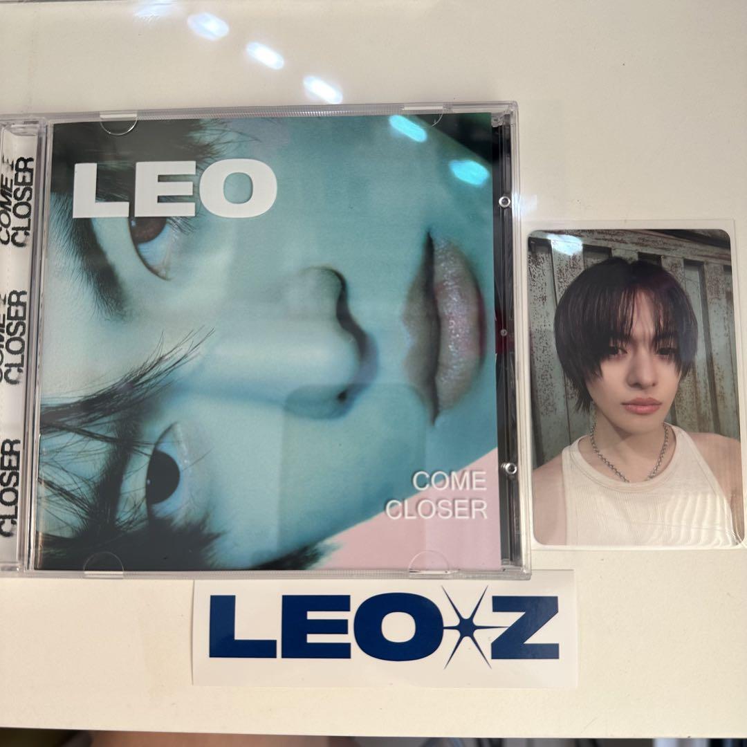 

[USED] LEO COME CLOSER Album + Trading Card + Sticker