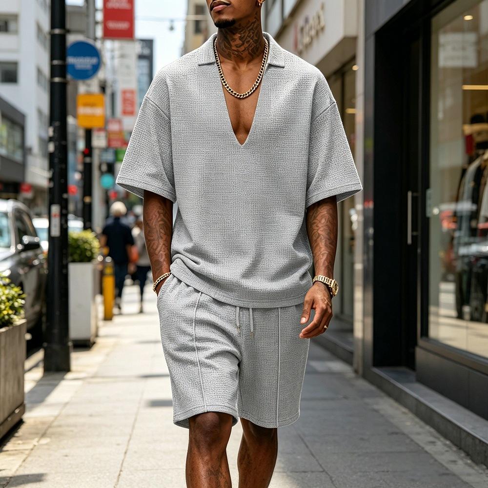 Conjunto Deportivo Casual para Hombre: Conjunto de Dos Piezas de Camiseta de Punto de Color Sólido con Cuello en V Profundo y Pantalones Cortos de Verano