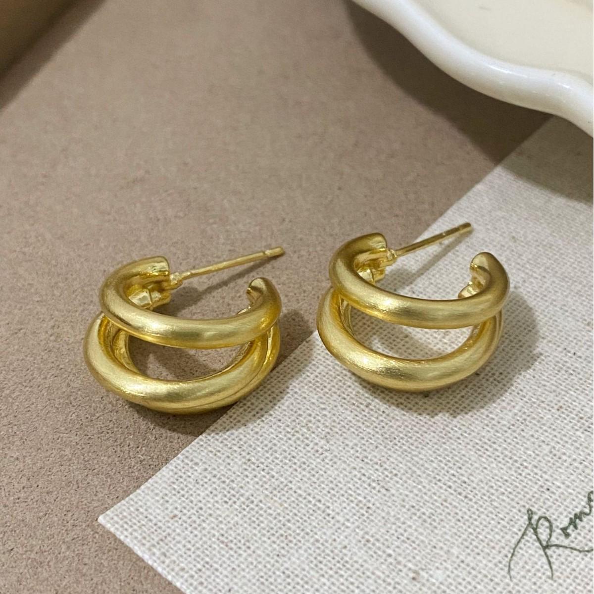 Retro Metal C-Shaped Stud Earrings: Cool, Versatile Design for a Stylish Touch.