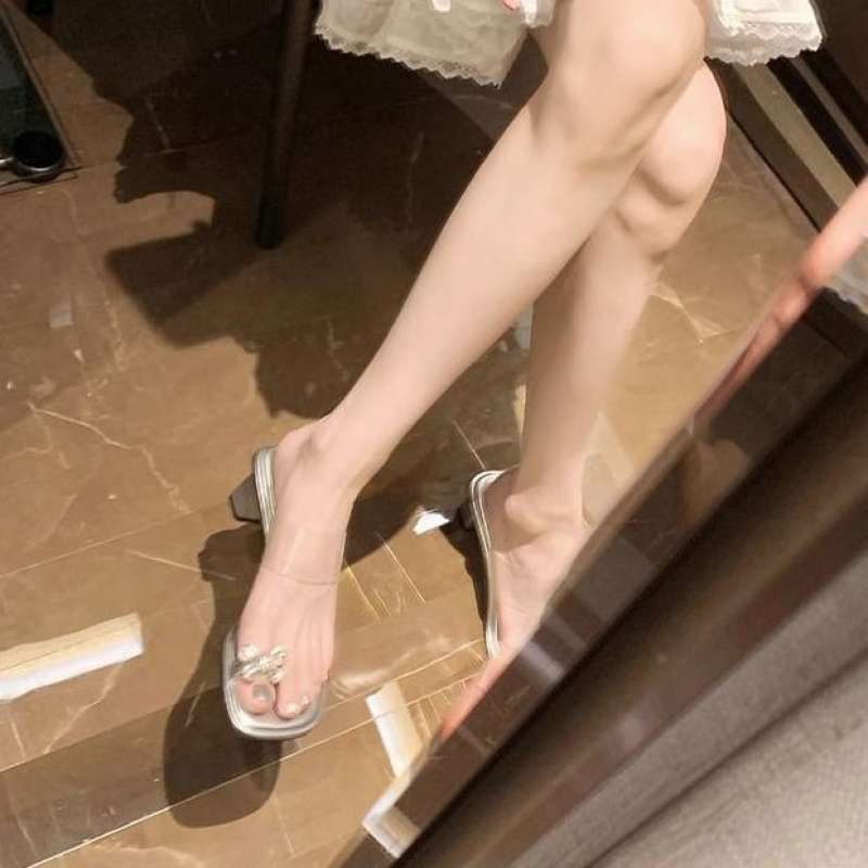 Französisches Strass-Schmetterlings-Flip-Flop-Set für Damen-Sommerbekleidung 2025 neu modische vielseitige coole Hausschuhe mit dickem Absatz