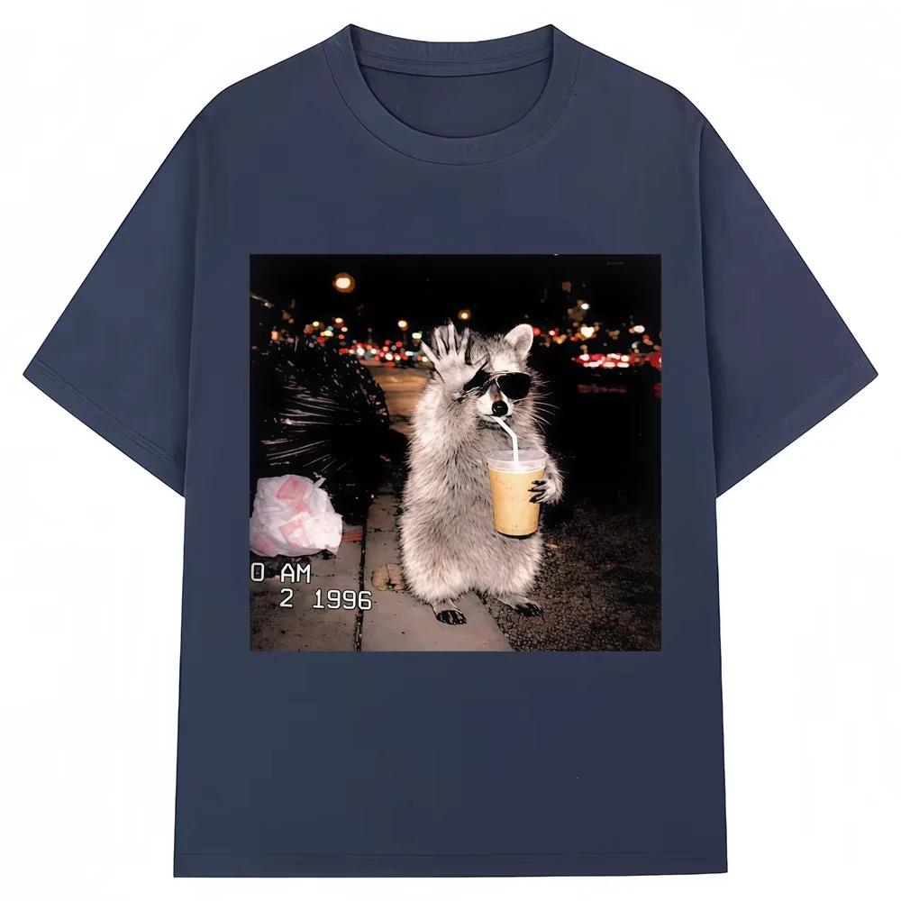 Waschbär trinkt Eiskaffee Lustiger Meme Print T-Shirt Herren Damen Humor Tier T-Shirts Reine Baumwolle Lässiges T-Shirt