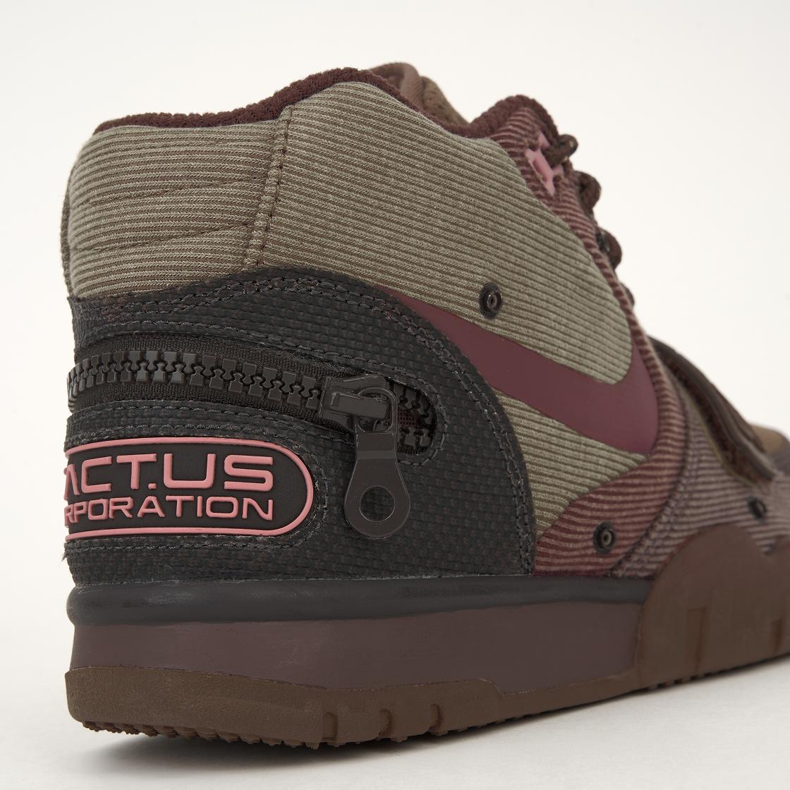 13969 fiyatlarından başlayan Nike Travis Scott x Air Trainer 1 SP